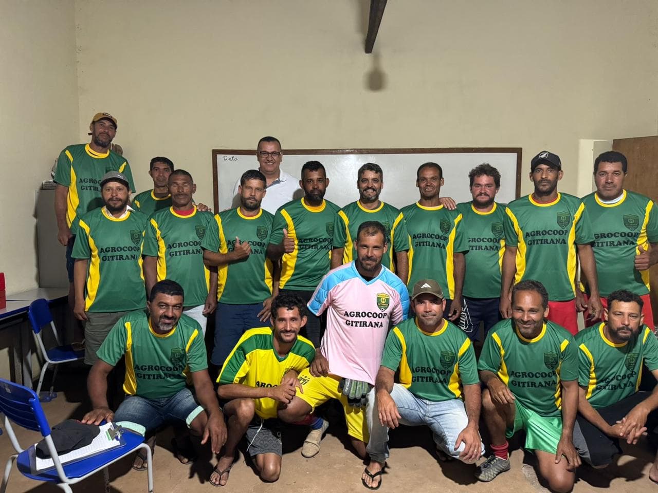 Equipe master AGROCOOP Gitirana reunida com uniformes verdes